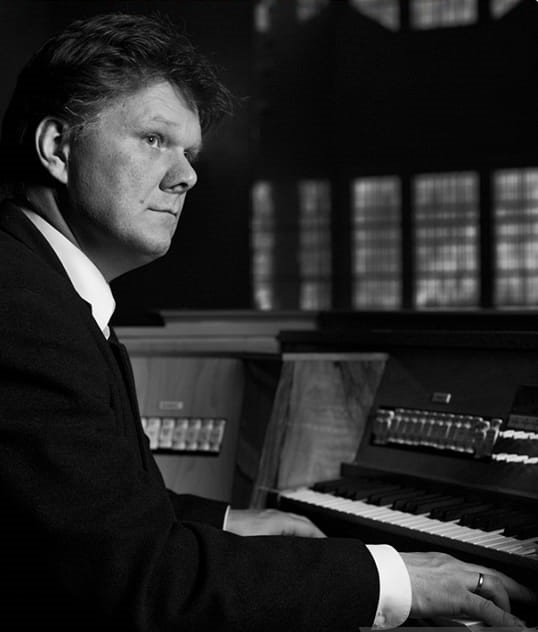 Gudbrand Aasen foran piano